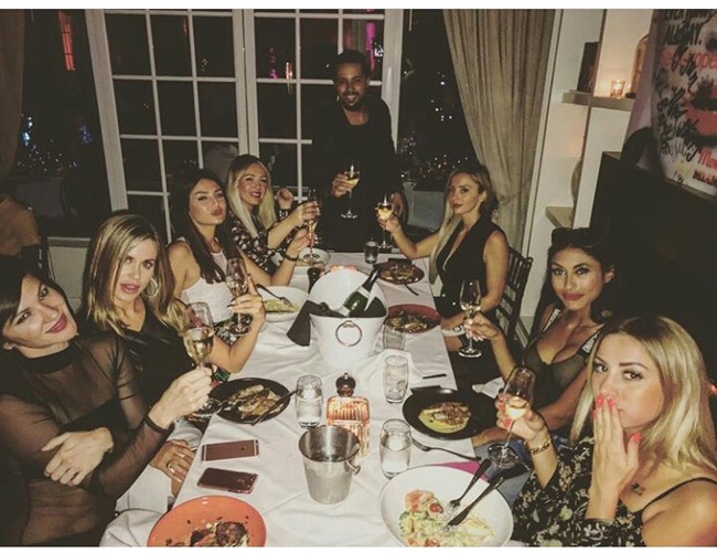 Tak hanya pergi liburan, anak-anak kaya di Albania juga menghabiskan waktu bersantainya untuk melakukan pesta mewah dan bersenang-senang menikmati malam yang indah. Foto: Instagram