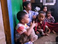 Bayangkan saja, rumah semi permanen berukuran 3x4 itu dihuni oleh 10 orang.