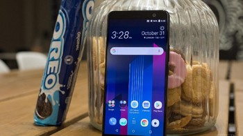 HTC U11+ yang dirilis pada tahun lalu masih belum mampun mengembalikan kejayaan HTC. Foto: The Verge