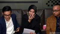 Georgia Aisyah saat menggelar jumpa pers bersama pengacaranya. Foto: Noel/detikhot