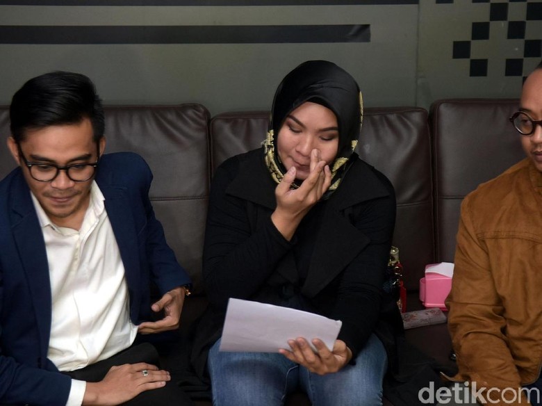 Keputusan Cerai dengan Aldi Taher Didukung Keluarga, Georgia Menangis Keputusan Cerai dengan Aldi Taher Didukung Keluarga, Georgia Menangis