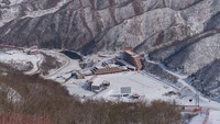 Maslkryong Ski Resort adalah ski resor pertama  di Korut. Pembuatan ski resor ini dimulai sejak ski resor Pyeongchang di Korsel menjadi tempat olimpiade musim dingin 2018. (ED JONES/AFP)