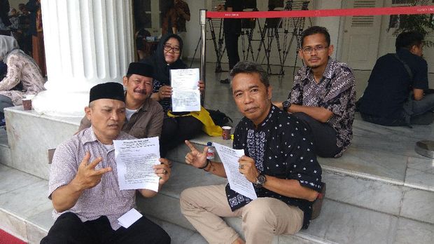 Foto:  Warga yang didampingi jajaran Forum RT RW Pasar Minggu ini mengadukan sejumlah pelangaran. Fotografer: Mochammad Zacky/detikcom