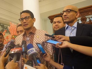 Wagub Sandiaga Simak Uji Coba Sumur Resapan di Cipete