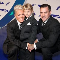 Seperti Megan Fox, Pink juga sempat hampir bercerai dengan suaminya Carey Heart, seorang pesepeda BMX pada 2008. Namun setahun setelahnya mereka berusaha memperbaiki hubungan dan membatalkan perpisahan. Foto: Getty Images