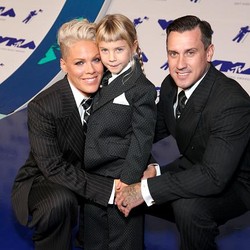 Pink Bantah Rumor Cerai: Itu Hoaks!