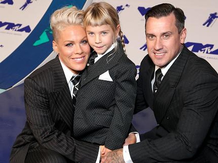 INGLEWOOD, CA - AUGUST 27:  (L-R) Pink, Willow Sage Hart, and Carey Hart attend the 2017 MTV Video Music Awards at The Forum on August 27, 2017 in Inglewood, California.  (Photo by Phillip Faraone/Getty Images)