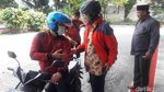 Gaya Gubernur Anies Ngantor Naik Ojek Pangkalan