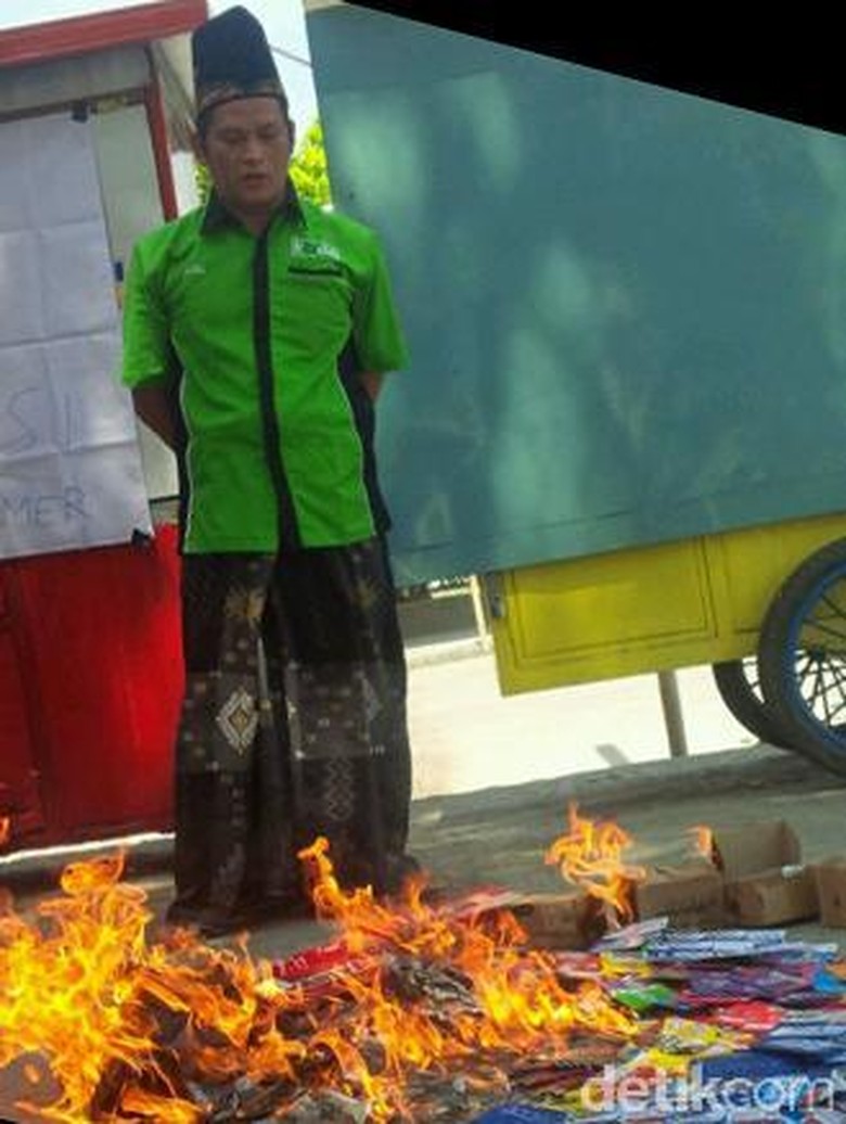 Kecewa Aturan Registrasi, Pemilik Konter ini Bakar 4.000 SIM Card Kecewa Aturan Registrasi, Pemilik Konter ini Bakar 4.000 SIM Card
