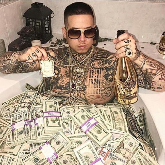 Bagi sebagian orang dibutuhkan usaha keras untuk menghasilkan uang yang banyak. Tapi, anak kaya di Albania ini telah memiliki banyak uang. Saking banyaknya, ia pun menggunakan uangnya itu sebagai pengganti air yang ditaruhnya di bathup Foto: Instagram