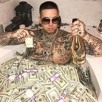 Bagi sebagian orang dibutuhkan usaha keras untuk menghasilkan uang yang banyak. Tapi, anak kaya di Albania ini telah memiliki banyak uang. Saking banyaknya, ia pun menggunakan uangnya itu sebagai pengganti air yang ditaruhnya di bathup Foto: Instagram