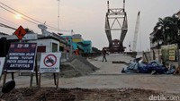 Papan pengumuman penutupan jalur terpampang di proyek flyover Bintaro.
