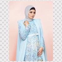 Tika Ramlan baru berhijab sejak akhir September kemarin. Ia menuliskan di akun Instagram pribadinya ketika pertama kali berbagi foto setelah berhijab. This is my first day to share my picture with hijab. Bismillahhh doain ya temen temen semua, semoga bukan cuma hijrahnya ajh tapi bisa istiqomah dari segala yg akan datang menerpa. Perlu beberapa tahun belakangan mantapin hati, mantapin tujuan dan niat.. menjauh dr hingar bingar datang lagi ke hingar bingar dan ternyata hati gak berubah malah semakin mantap.. Semoga segala hijrah ini bisa membawa segala hal yg baik, dan membuat diri saya jd lebih baik lagi, #tikaramlan #masihbelajar, ujar wanita 31 tahun itu. Foto: Dok. Instagram @tika_ramlan
