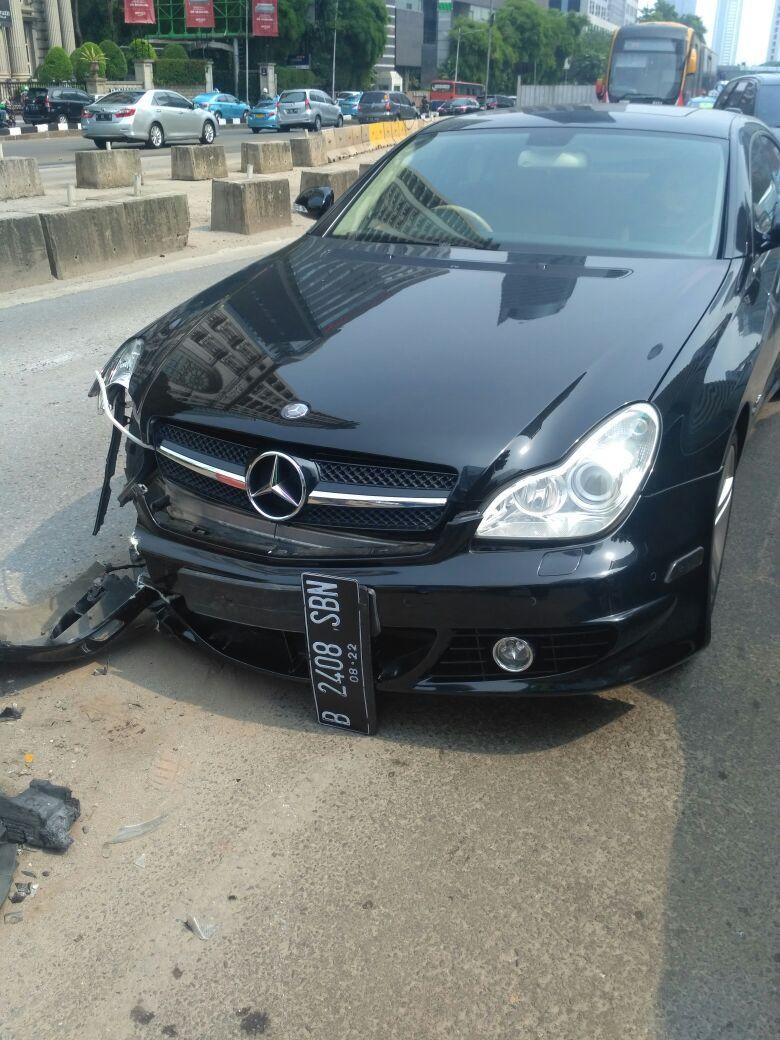Mercy Tabrak Separator di Jalan Sudirman, Lalin Padat Mercy Tabrak Separator di Jalan Sudirman, Lalin Padat