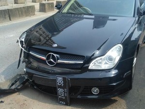 Mercy Tabrak Separator di Jalan Sudirman, Lalin Padat