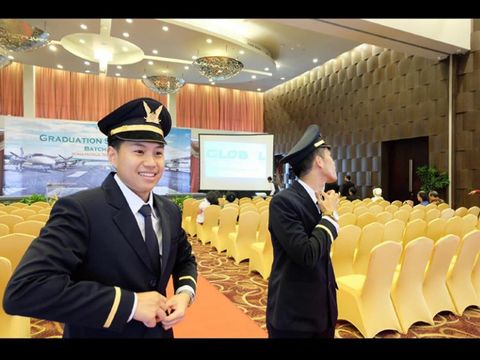 Cie... Bahagianya Aurel Lihat Pacar Lulus Sekolah Pilot