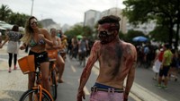 Penampakan zombie di jalanan Brasil. 