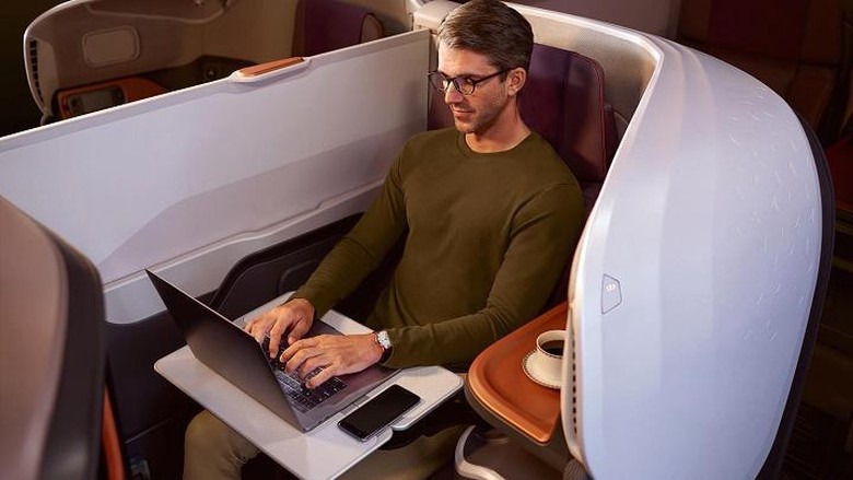 Singapore Airlines baru saja merilis layanan Airbus A380 dengan jumlah kursi yang minim. Kursi dikurangi, tapi sekarang ada kasur dan kamar, seperti hotel di angkasa.