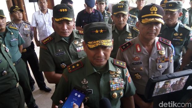 Pangdam IV/Diponegoro, Mayjen TNI Tatang Sulaiman dan Kapolda Jawa Tengah, Irjen Pol Condro Kirono cek gedung pernikahan Kahiyang, Solo. 
