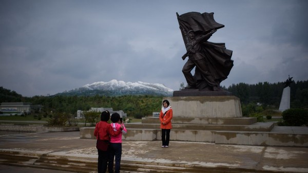 Gunung api aktif juga ada di Pyongyang, namanya Gunung Paektu. Di depannya ada sebuah patung miniatur di sebuah taman. (NICOLAS ASFOURI/AFP) Gunung api aktif juga ada di Pyongyang, namanya Gunung Paektu. Di depannya ada sebuah patung miniatur di sebuah taman. (NICOLAS ASFOURI/AFP)