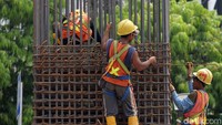 Pekerja melakukan proses pembangunan proyek kereta ringan (Light Rail Transit/LRT) di Rasuna Said, Kuningan, Jakarta, Jumat (11/3/2017).