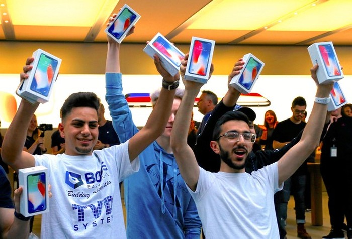 Girang membeli iPhone X. Foto: Reuters Girang membeli iPhone X. Foto: Reuters