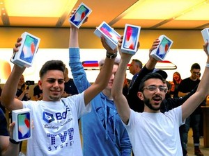 Pembeli Pertama iPhone X Tak Berniat Memakainya, Kenapa?