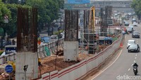 Tiang-tiang monorel terlihat sudah berdiri.