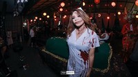 Aurel tampil dengan kostum suster dengan penuh luka dan darah. (Dok. Instagram/aurelie.hermansyah)