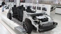 Ada juga mobil yang telanjang tanpa bodi. Mobil itu memperlihatkan platform terbaru Toyota, yaitu Toyota New Global Architecture (TNGA) yang akan menjadi basis mobil-mobil terkini Toyota. Foto: Rangga Rahardiansyah
