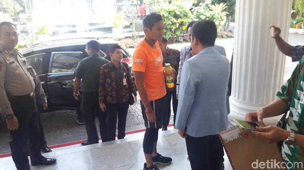 Foto: Infused Water dan Gelang yang Menempel di Sandiaga