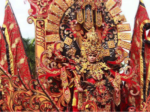 Turis Pamerkan Kostum Tari Gandrung di Banyuwangi Ethno Carnival