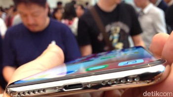 iPhone X tidak memiliki lubang colokan headphone standar seperti generasi iPhone terkini lainnya. (Foto: detikINET/Agus Tri Haryanto)