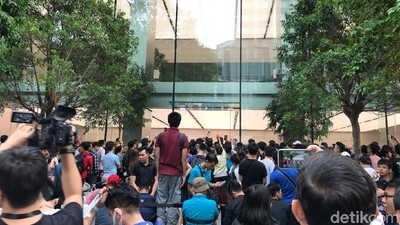 Antrean Heboh Demi iPhone X di Apple Store Singapura