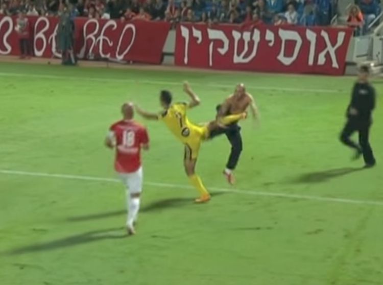 Duel-duel Pesepakbola dan Suporter di Lapangan