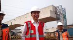 Gerak-gerik Jokowi dan Anies Saat Ngobrol Berdua di Tol Becakayu