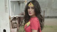 Dirinya pun kerap muncul di berbagai acara televisi karena wajah cantik, tubuh seksi dan logat jawanya yang kental. Dok. Instagram/angelalee87