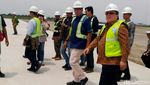 Pakai Rompi Hijau, Kepala Bappenas Cek Proyek Bandara Kertajati