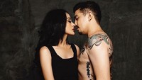 Selain itu adapula foto mereka tampil mesra dengan busana hitam. (Dok. Instagram/selvikittersofficial)