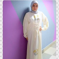 Ini penampilan Tika Ramlan saat hadir mengisi acara di TransTV. Ia memilih maxi dress warna putih dengan grafis bunga yang simpel. Kerudung polos warna abu-abu membuat penampilan tetap netral tapi tidak monoton. Foto: Dok. Instagram @tika_ramlan