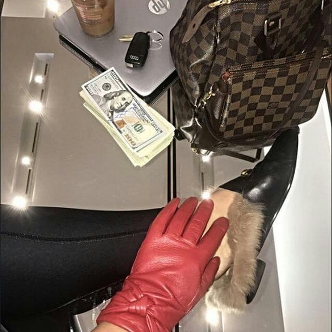 Anak-anak tajir di Albania ini juga pamer kehidupan mewahnya dengan beberapa barang branded yang dikenakannya, mulai dari sepatu, pakaian hingga tas. Foto: Instagram