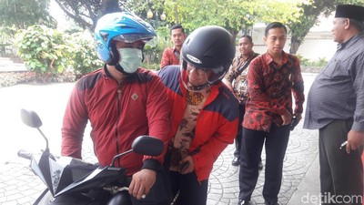 Gaya Gubernur Anies Ngantor Naik Ojek Pangkalan