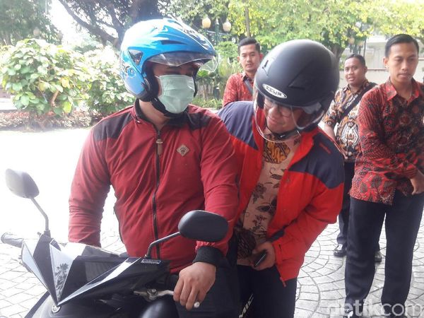 Gaya Gubernur Anies Ngantor Naik Ojek Pangkalan