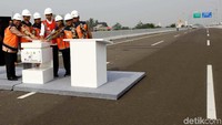 Jokowi menekan tombol sirine tada dibukanya Tol Becakayu.