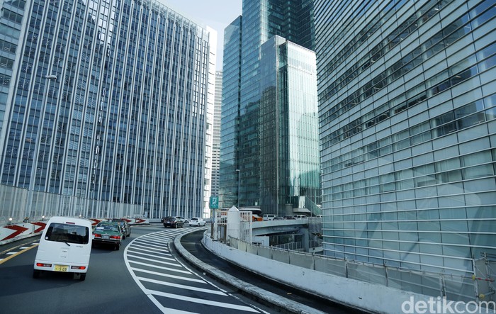 Meskipun Tokyo memiliki populasi penduduk yang sangat padat, lalu lintas di sana terlihat lengang. Polusi udara pun tergolong sedikit, bahkan cenderung bersih dan sehat.