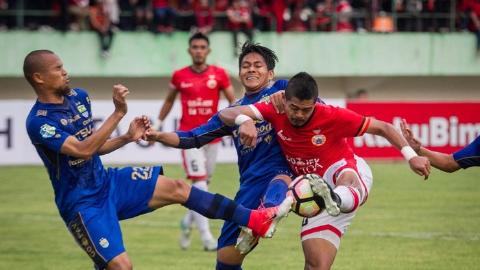 Pemain Persija Jakarta Bambang Pamungkas (kanan) menendang bola namun dihadang pemain Persib Bandung Supardi (kiri) dan Purwaka Yudi (dua kiri) pada pertandingan Liga I Gojek Traveloka di Stadion Manahan, Solo, Jawa Tengah, Jumat (3/11). Pertandingan dihentikan pada menit 83 setelah Persib Bandung menolak untuk melanjutkan pertandingan, Persija Jakarta menang dengan skor 1-0. ANTARA FOTO/Mohammad Ayudha/nz/17.