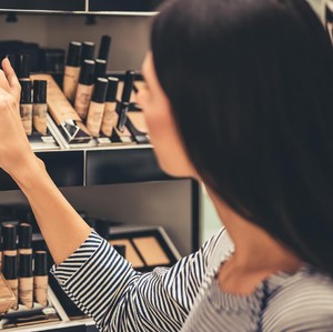 Alasan Wanita Pilih Beli Makeup Online: Terintimidasi Datang ke Toko Offline