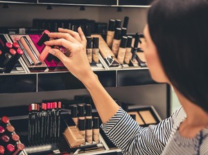 Alasan Wanita Pilih Beli Makeup Online: Terintimidasi Datang ke Toko Offline