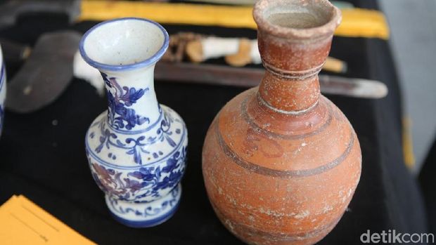 Pelaku AS dikenal tetangganya sebagai dukun spiritual. Kendi ini salah satu properti miliknya