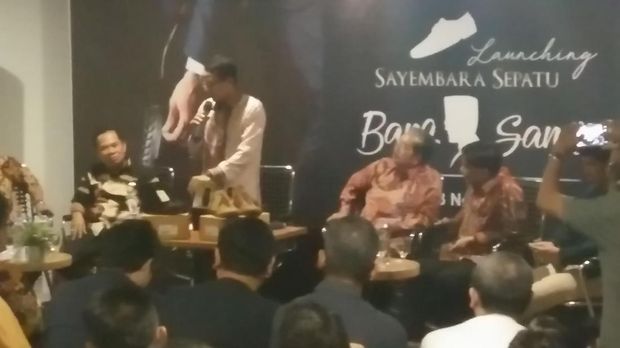 Buka Sayembara Pantofel, Sandi Minta Sepatu Tahan Lumpur